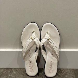 [ITALIAN SHOEMAKER] Women’s Flat Sandals (white with gold detail) Size 7